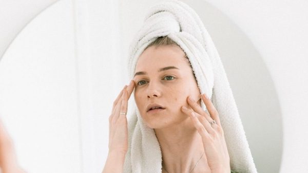 massaggio connettivale donna che si guarda allo specchio