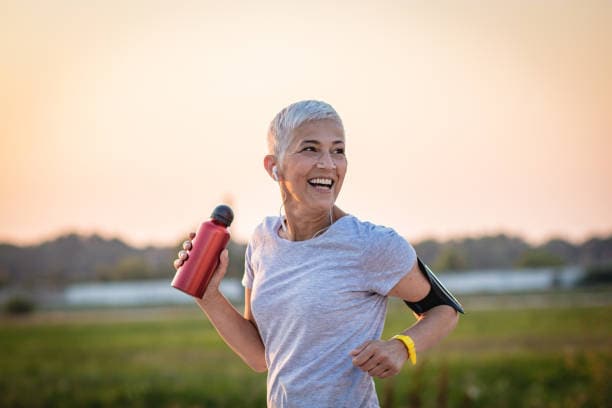 pancetta in menopausa donna anziana che corre e fa jogging