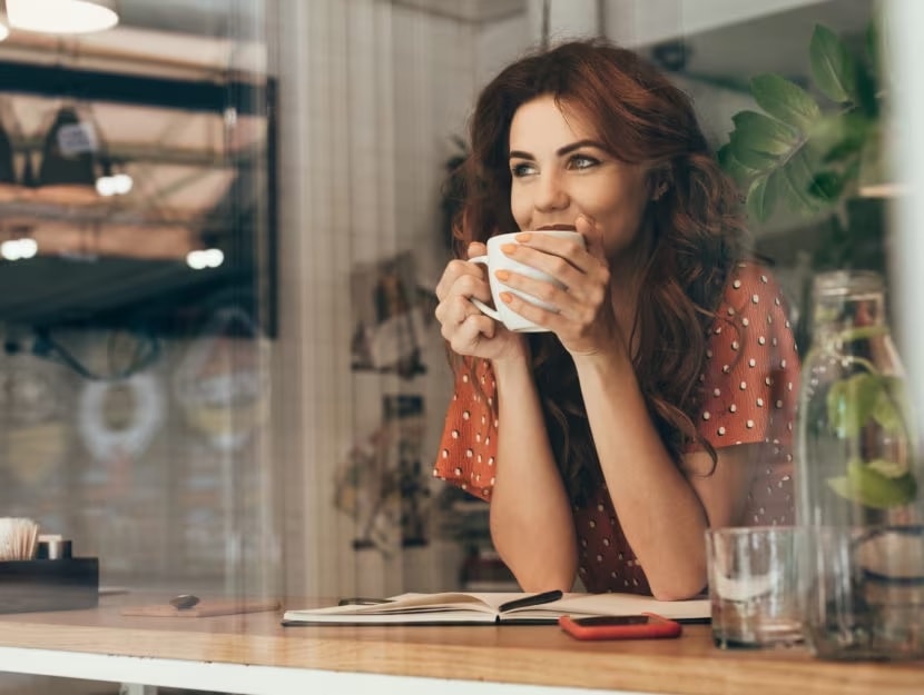 benefici del caffè donna con tazza di caffè