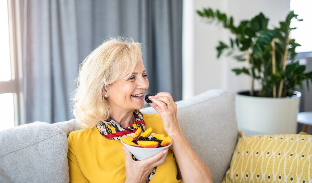 inflammaging donna che mangia frutta contro invecchiamento